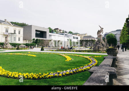 Salzburg, Österreich - 29. April 2015: Mirabellgarten. Salzburg ist bekannt für ihre barocke Architektur Stockfoto