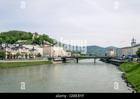 Salzburg, Österreich - 29. April 2015: Salzach Fluss. Salzburg ist bekannt für ihre barocke Architektur Stockfoto