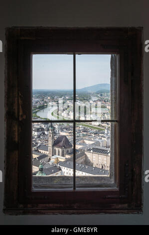 Salzburg, Österreich - 29. April 2015: Gerahmte Blick auf die Stadt von der Festung Hohensalzburg. Stockfoto