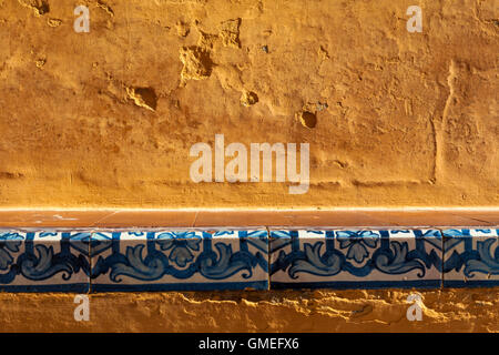 Wanddetail mit Azuelos Fliesen Dekoration, Estanque de Mercurio, Jardínes de Los Reales Alcázares, Sevilla, Andalusien, Spanien Stockfoto