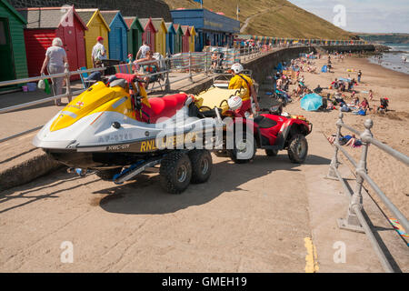 RNLI Rettungsschwimmer bekommen seinen Jet-Ski auf der Slipanlage in Whitby, North Yorkshire Stockfoto