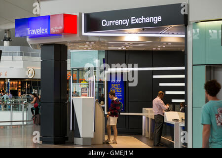 Bureau de Change Office von Travelex am Heathrow Airport Terminal 2 betrieben. London. Stockfoto