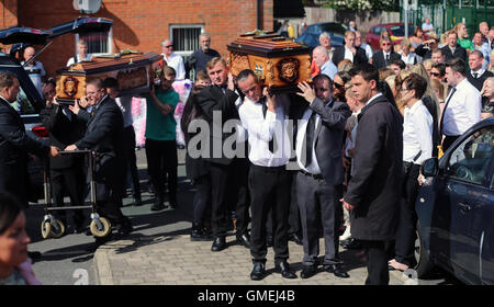 Joseph Murphy, ein Opfer der britischen Armee 1971 Shootings in Ballymurphy, West Belfast und seine Frau Mary sind zusammen an Fronleichnam Pfarrkirche in West Belfast begraben zu werden, nach dem Tod am selben Tag, 45 Jahre auseinander. Stockfoto