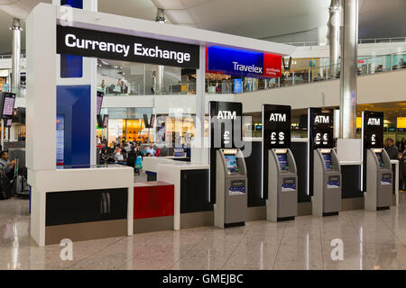 Geldautomaten / ATM Maschinen bei Travelex Bureau de Change. Heathrow Airport Terminal 2. London. Stockfoto