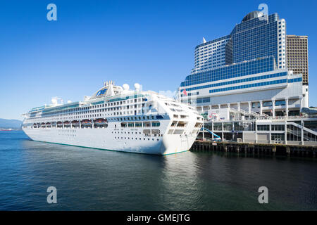 Das Sun Princess Kreuzfahrtschiff angedockt am Canada Place.  Pan Pacific Hotel im Hintergrund. Vancouver, Kanada. Stockfoto