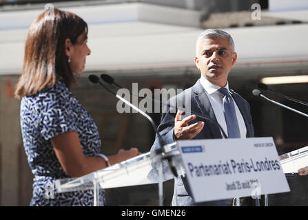 Bürgermeister von London Sadiq Khan mit Bürgermeister von Paris, Anne Hidalgo während einer Pressekonferenz am Bahnhof F in Paris, Frankreich. Stockfoto