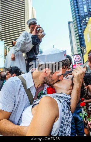 Ein paar spielt der berühmten Kuss der VJ-Day in Times Square, New York. Stockfoto