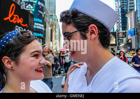 Ein paar anstarren einander während der Jahrestag der berühmten VJ-Day-Kuss. Stockfoto