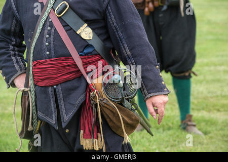 Englischer Bürgerkrieg royalistischen Offizier uniform und Schwert auf einem Reenactment, Spetchley Park, Worcestershire, England Stockfoto