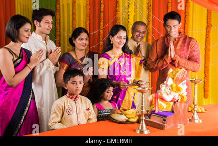 Indische Familie Ganesh Puja auf Ganesh Chaturthi oder Ganesh Festival zu Hause durchführen Stockfoto