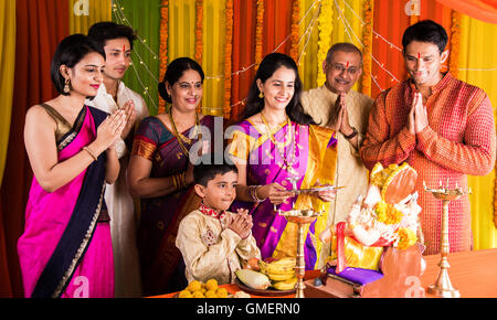 Indische Familie Ganesh Puja auf Ganesh Chaturthi oder Ganesh Festival zu Hause durchführen Stockfoto