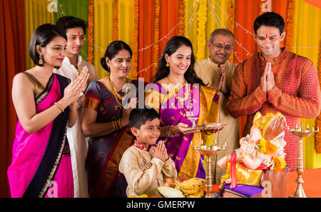 Indische Familie Ganesh Puja auf Ganesh Chaturthi oder Ganesh Festival zu Hause durchführen Stockfoto