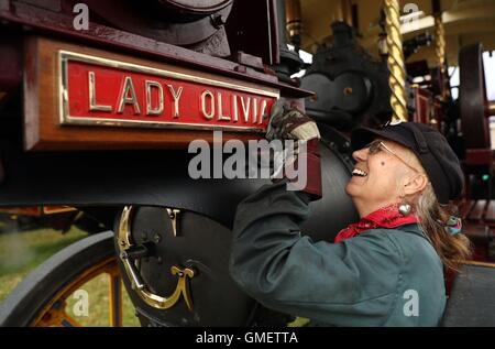 Mary Rackham aus West Moors poliert das Namensschild ihres Bruders Dampfmaschine Lady Olivia während Great Dorset Steam Fair 2016 an der Tarrant Hinton Showground, Dorset. Stockfoto