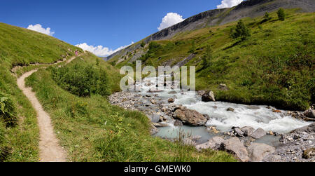 Zwei Frauen Wanderung im Tal Ferrand in der Nähe des Flusses gleichen Namens, Alpen, Oisans, Frankreich, Europa Stockfoto