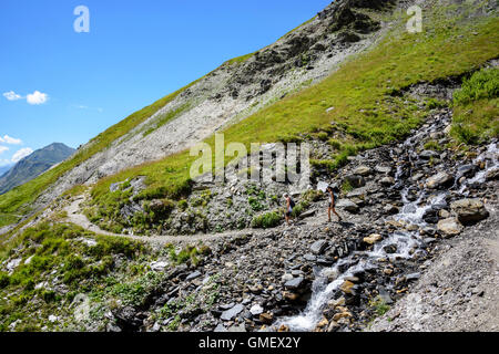 Frau und Mann Wanderung im Tal Ferrand, Oisans, Frankreich, Europa. Stockfoto