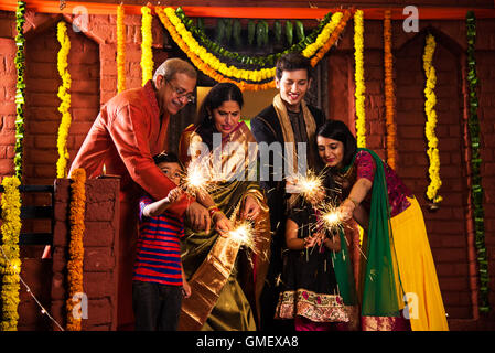 Indische Familie feiern Diwali-fest mit Feuer Cracker Stockfoto