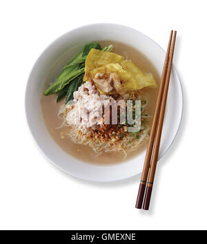 Ei würzige Nudelsuppe mit gehacktem Schweinefleisch Beschneidungspfad (Dicut um Objekt) für die Arbeit. Ess-Stäbchen Chiness Essen Stockfoto