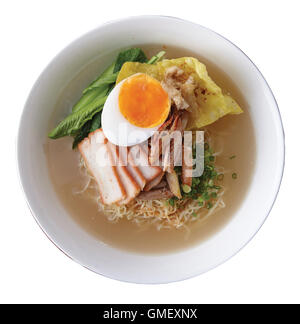 Eiernudeln mit Krabben und gegrilltem Schweinefleisch und gekochtes Ei. Schneidepfad (Di Schnitt um Objekt) für die Arbeit. Stockfoto