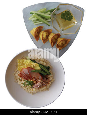 Eiernudeln mit gegrilltem Schweinefleisch, Garnelen Suppe + gebratene Wan-Tan. Schneidepfad (Di Schnitt um Objekt) für die Arbeit. Stockfoto