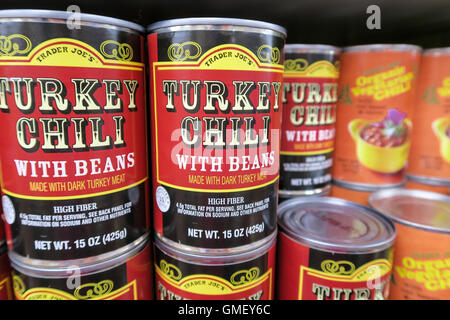 Dosen von Türkei Chili mit Bohnen, Trader Joes Spezialität Lebensmittelgeschäft, NYC Stockfoto