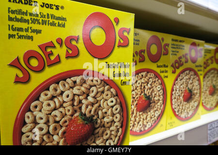 Boxen von Joes O Hafer Müsli, Trader Joes Spezialität Lebensmittelgeschäft, NYC Stockfoto