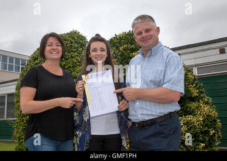 Southport, Merseyside. 25. August 2016. Annie Hart ein Schüler von "Christ The King katholische High School" in Southport, feiert ihre Top Ten A Sterne GCSE Resultate mit ihren Eltern.  Nach einem langen Sommer warten für heute das Relief war offensichtlich als Studenten Riss öffnen ihre Umschläge. Bildnachweis: Cernan Elias/Alamy Live-Nachrichten Stockfoto