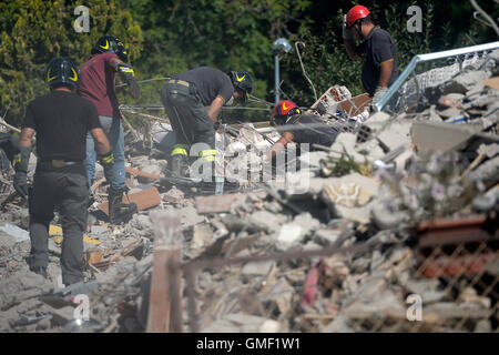 Rieti, Italien. 25. August 2016. Relief zwingt Suche nach Opfern in den Trümmern in Amatrice in der Provinz Rieti, Italien, 25. August 2016. Ein schweres Erdbeben hat zahlreiche Menschenleben in Mittelitalien. Foto: Maurizio Gambarini/Dpa/Alamy Live News Stockfoto