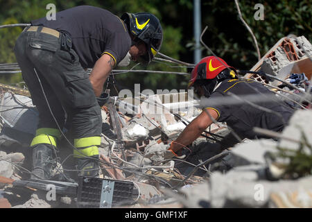 Rieti, Italien. 25. August 2016. Relief zwingt Suche nach Opfer unter den Trümmern in Amatrice in der Provinze Rieti, Italien, 25. August 2016. Ein schweres Erdbeben am 24. August 2016 hat zahlreiche Menschenleben in der Region in Mittelitalien. Foto: Maurizio Gambarini/Dpa/Alamy Live News Stockfoto