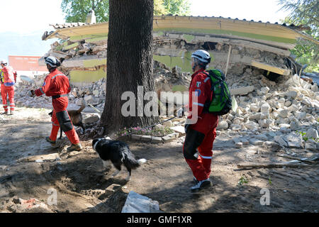 Rieti, Italien. 25. August 2016. Relief zwingt Suche nach Opfer unter den Trümmern in Amatrice in der Provinz Rieti, Italien, 25. August 2016. Ein schweres Erdbeben am 24. August 2016 hat zahlreiche Menschenleben in der Region in Mittelitalien. Foto: Maurizio Gambarini/Dpa/Alamy Live News Stockfoto