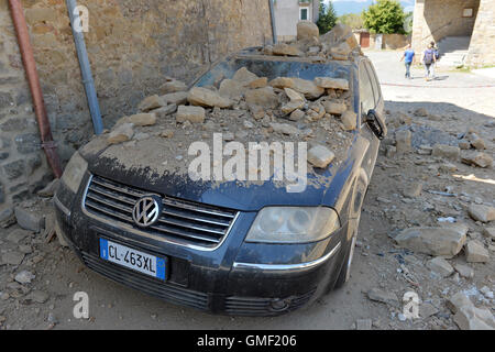 Rieti, Italien. 25. August 2016. Ein Auto wurde durch herabfallende Trümmer in Amatrice in der Provinz Rieti, Italien, 25. August 2016 beschädigt. Ein schweres Erdbeben am 24. August 2016 hat zahlreiche Menschenleben in der Region in Mittelitalien. Foto: Maurizio Gambarini/Dpa/Alamy Live News Stockfoto