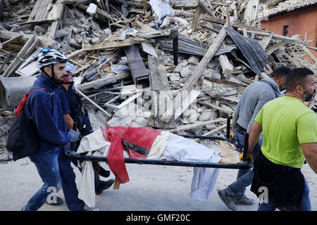 Amatrice, Italien. 24. August 2016. Europa, Italien, Amateurin, 24. August 2016: während der Nacht um 03:36 ein ein starkes Erdbeben trifft die Stadt Amatrice und den kleinen Dörfern rund um verursacht die Zerstörung des Gebiets und der Kollaps der Gebäude 247 sind die Todesfälle und Hunderte verschwundenen. Bildnachweis: Danilo Balducci/ZUMA Draht/Alamy Live-Nachrichten Stockfoto