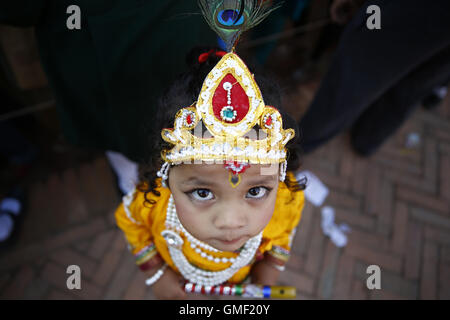 Lalitpur, Nepal. 25. August 2016. Eine nepalesische junge verkleidet als Hindu Gott Krishna vor Krishna Tempel während Janmashtami Festival oder Geburt Jubiläum der Gottheit Krishna in Patan Durbar Square, Lalitpur zusieht. Bildnachweis: Skanda Gautam/ZUMA Draht/Alamy Live-Nachrichten Stockfoto