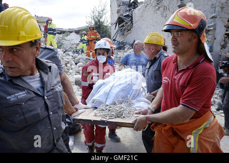 Amatrice, Italien. 24. August 2016. Europa, Italien, Amateurin, 24. August 2016: während der Nacht um 03:36 ein ein starkes Erdbeben trifft die Stadt Amatrice und den kleinen Dörfern rund um verursacht die Zerstörung des Gebiets und der Kollaps der Gebäude 247 sind die Todesfälle und Hunderte verschwundenen. Bildnachweis: Danilo Balducci/ZUMA Draht/Alamy Live-Nachrichten Stockfoto