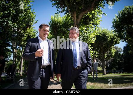 Paris, Frankreich. 25. August 2016. HANDOUT - diskutiert German Economics Minister Sigmar Gabriel (R) mit griechischen Premierminister Alexis Tsipras während eines Treffens der Europäischen Sozialdemokraten im Schloss la Celle Saint Cloud, im Westen von Paris, Frankreich, 25. August 2016. Foto: Andrea Bonetti/Büro Alexis Tsipras/Dpa (Achtung Redaktionen: für redaktionelle Verwendung nur im Zusammenhang mit verbindlichen CREDITS: "Andrea Bonetti/Büro Alexis Tsipras/Dpa") / Dpa/Alamy Live News Stockfoto