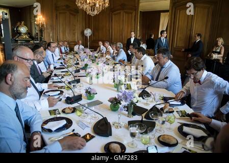 Paris, Frankreich. 25. August 2016. HANDOUT - führenden europäischen SPÖ sitzen an einem Tisch während eines Treffens der Europäischen Sozialdemokraten im Schloss la Celle Saint Cloud, im Westen von Paris, Frankreich, 25. August 2016. Foto: Andrea Bonetti/Büro Tsipras/Dpa Foto: Andrea Bonetti/Büro Alexis Tsipras/Dpa (Achtung Redaktion: für redaktionelle Verwendung nur im Zusammenhang mit verbindlichen CREDITS: "Andrea Bonetti/Büro Alexis Tsipras/Dpa") / Dpa/Alamy Live News Stockfoto