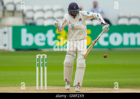 London, UK. 25. August 2016. Haseeb Hameed Wimper für Lancashire am dritten Tag der Specsavers County Championship Division One Spiel gegen Surrey im Oval. Bildnachweis: David Rowe/Alamy Live-Nachrichten Stockfoto