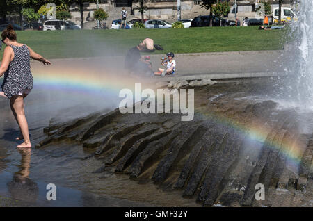 Ein Regenbogen über dem Brunnen am Lustgarten in Berlin, Deutschland, 25. August 2016. Foto: Paul Zinken/dpa Stockfoto