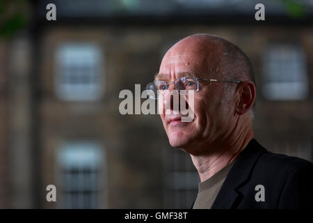 Edinburgh, UK. 25. August 2016. Edinburgh International Book Festival 13. Tag. Edinburgh International Book Festival findet statt in Charlotte Square Gardens. Edinburgh. Abgebildete James Robertson. Pako Mera/Alamy Live-Nachrichten Stockfoto