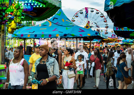 Toronto, Ontario, Kanada. 24. August 2016. Öffentlichkeit auf die CNE Gelände in Toronto, Mittwoch, 24. August 2016. Der Canadian National Exhibition (CNE), auch bekannt als The Ex, ist eine jährliche Veranstaltung, die in den 18 Tagen bis zur und einschließlich der Canadian Labour Day Montag an Exhibition Place in Toronto, Ontario, Kanada, stattfindet. © Eduardo Lima/ZUMA Draht/Alamy Live-Nachrichten Stockfoto