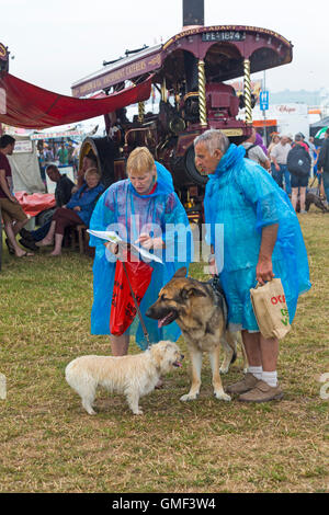 Tarrant Hinton, Blandford, Dorset, UK. 25. August 2016. Besucher strömen nach Tarrant Hinton für den ersten Tag des Great Dorset Steam Fair. Die Veranstaltung läuft noch bis Montag und ist 200.000 Besucher erwartet mit dem Ausstellungsgelände mit mehr als 600 Hektar. Nass mit dem Regen und Nässe! Bildnachweis: Carolyn Jenkins/Alamy Live-Nachrichten Stockfoto