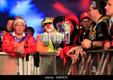 Perth, Australien. 26. August 2016.  Perth Convention and Exhibition Centre, Perth, Australien. TABtouch Perth Dart Masters. Zuschauer amüsieren sich bei den Dart Masters. Bildnachweis: Action Plus Sport Bilder/Alamy Live News Stockfoto