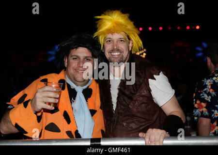 Perth, Australien. 26. August 2016. Perth Convention and Exhibition Centre, Perth, Australien. TABtouch Perth Dart Masters. Zuschauer amüsieren sich bei den Dart Masters. Bildnachweis: Action Plus Sport Bilder/Alamy Live News Stockfoto