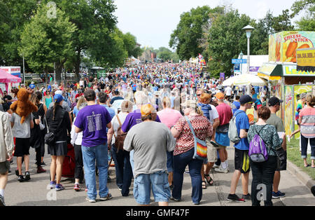 St. Paul, Minnesota, USA. 25. August 2016. Eine Menschenmenge hatte bereits am späten Vormittag versammelt, am Eröffnungstag der Minnesota State Fair in St. Paul, Minnesota. Bildnachweis: Gina Kelly / Alamy Live News Stockfoto