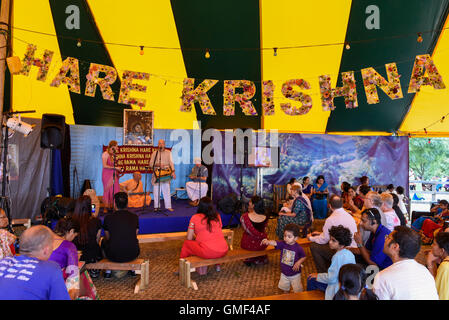 London, UK.  25. August 2016. Anhänger singen während des größten Janmashtami Festivals außerhalb Indiens im Bhaktivedanta Manor Hare Krishna Tempel in Watford, Hertfordshire.  Die Veranstaltung feiert die Geburt von Lord Krishna. Bildnachweis: Stephen Chung / Alamy Live News Stockfoto