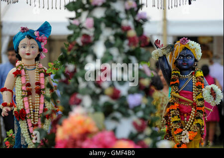 London, UK.  25. August 2016. Ein Bild von Krishna und seine Gefährtin, Radha, auf dem größten Festival der Janmashtami außerhalb Indiens im Bhaktivedanta Manor Hare Krishna Tempel in Watford, Hertfordshire.  Die Veranstaltung feiert die Geburt von Lord Krishna. Bildnachweis: Stephen Chung / Alamy Live News Stockfoto