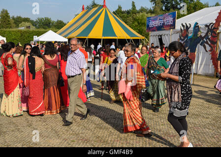 London, UK.  25. August 2016.  Anhänger besuchen das größte Janmashtami Festival außerhalb Indiens im Bhaktivedanta Manor Hare Krishna Tempel in Watford, Hertfordshire.  Die Veranstaltung feiert die Geburt von Lord Krishna. Bildnachweis: Stephen Chung / Alamy Live News Stockfoto