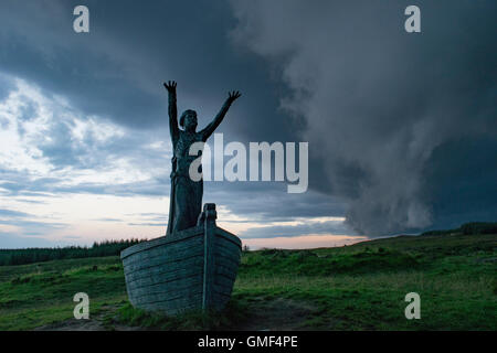 Limavady, County Londonderry, UK, 25.08.2016 A Sturm Zelle rollt über die Statue im Manannan Mac Lir, ein keltischer Meeresgott stehen auf Binevenagh Berg. Bildnachweis: Eoin McConnell/Alamy Live-Nachrichten Stockfoto