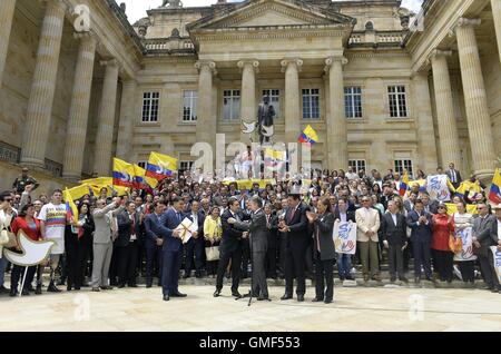 Bogota. 25. August 2016. Foto bereitgestellt von kolumbianischen Vorsitz zeigt Colombian President Juan Manuel Santos (C) an einer Zeremonie teilnehmen, an den Kongress das Friedensabkommen mit der revolutionären Streitkräfte von Kolumbiens (FARC), in Bogota 25. August 2016 liefern. Juan Manuel Santos wird die endgültige Friedensabkommen mit den FARC vor Okt. 2 Volksabstimmung zu entscheiden, ob das Abkommen oder nicht genehmigen, Regierung Verhandlungsführer am Donnerstag sagte unterzeichnen. © Juan David Tena/kolumbianischen Vorsitz/Xinhua/Alamy Live-Nachrichten Stockfoto