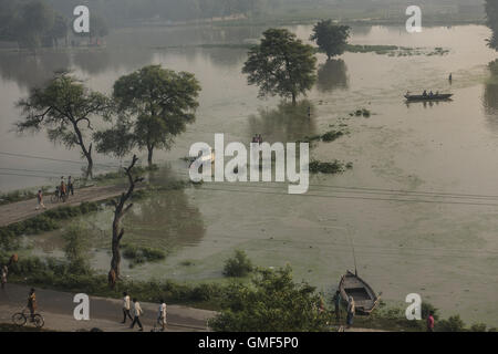 Varanasi, indischen Bundesstaat Uttar Pradesh. 25. August 2016. Pendler waten durch einen aufgeweichten Straße in Varanasi, nördlichen indischen Bundesstaat Uttar Pradesh, 25. August 2016. Der Staat hat unter heftigen Regenfällen und Überschwemmungen seit der vergangenen Woche ein, mit vielen Flüssen, die über die Gefahr Markierung getorkelt. © Tumpa Mondal/Xinhua/Alamy Live-Nachrichten Stockfoto