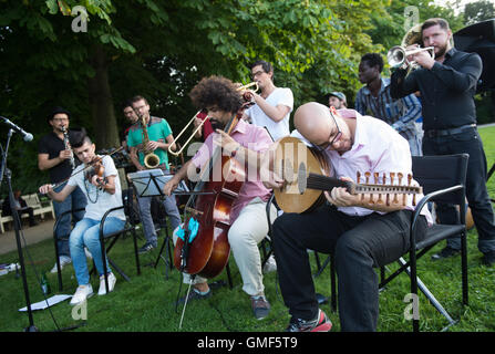 Dresden, Deutschland. 18. August 2016. Die Band spielt "Banda Internationale", in denen einheimische und Flüchtlinge Musizieren zusammen, bei Grosser Garten in Dresden, Deutschland, 18. August 2016. Foto: Arno Burgi/Dpa/Alamy Live-Nachrichten Stockfoto